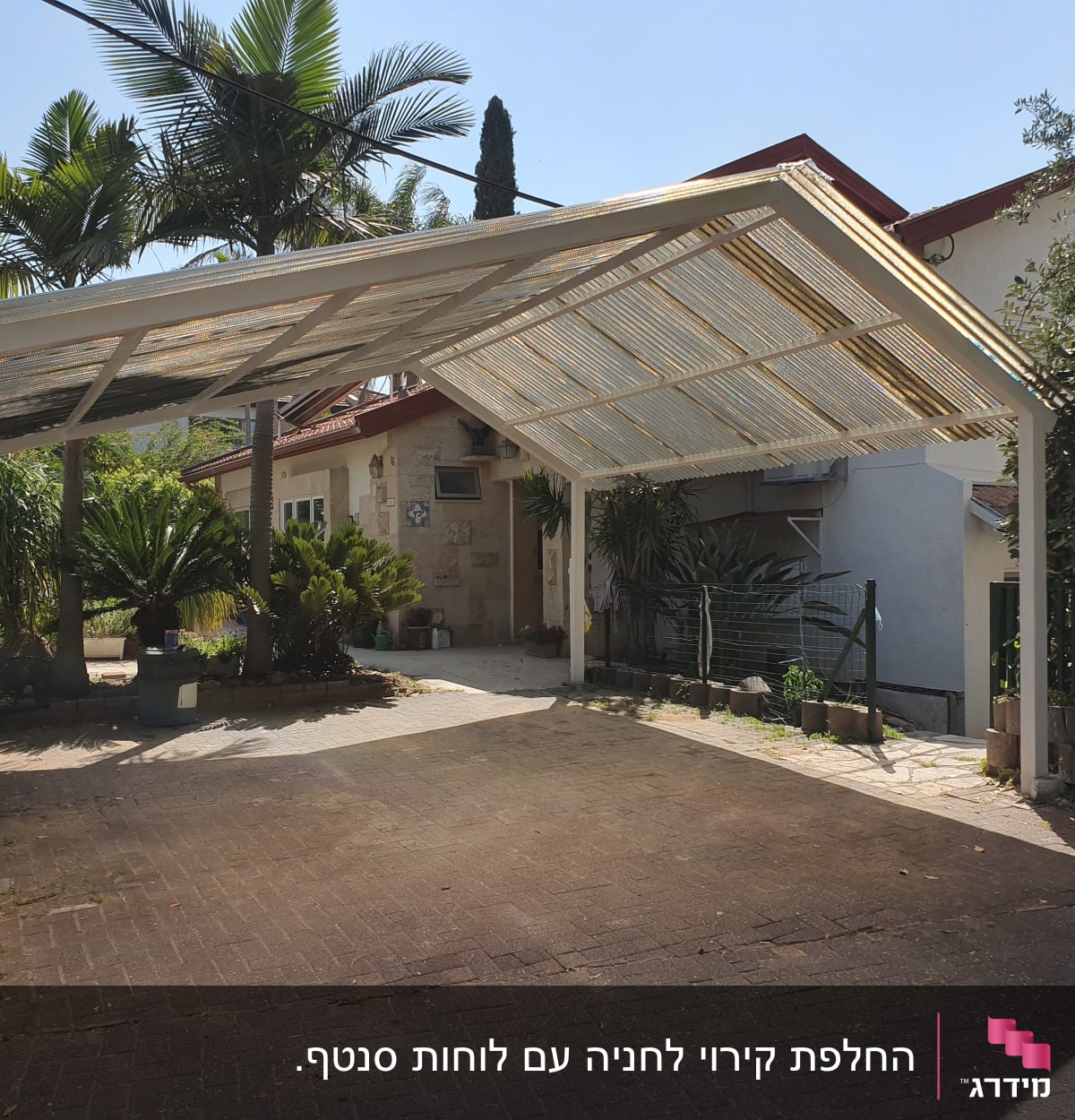 חניה מקורה עם גג עץ וגינה קטנה בצד